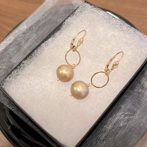 Yellow gold pearl earrings